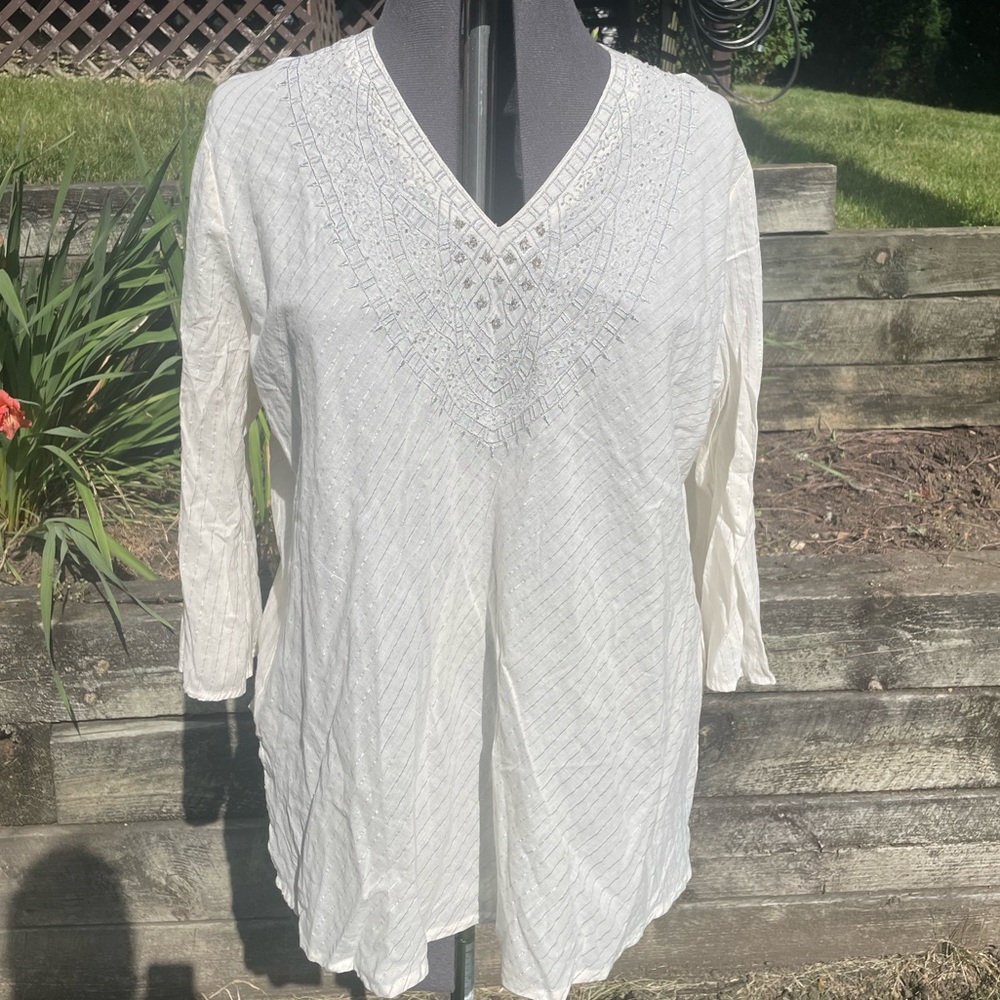 CATO Woman Size 18/20W White Longsleeve Blouse w/ Decorative Neckline